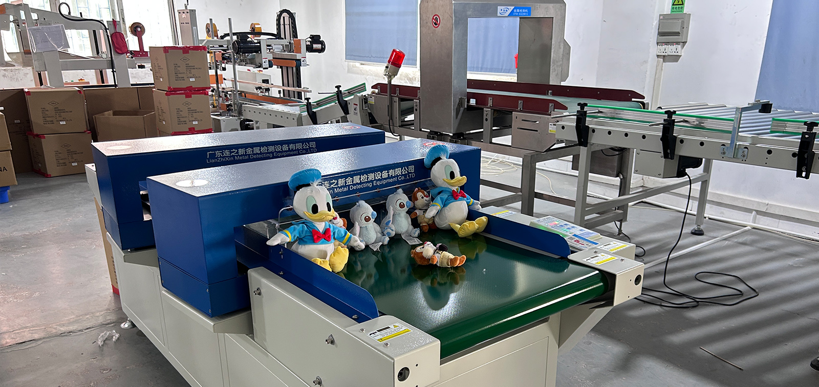 廣東某玩具廠使用連新牌玩具雙探頭檢針機和大包裝金屬檢測機