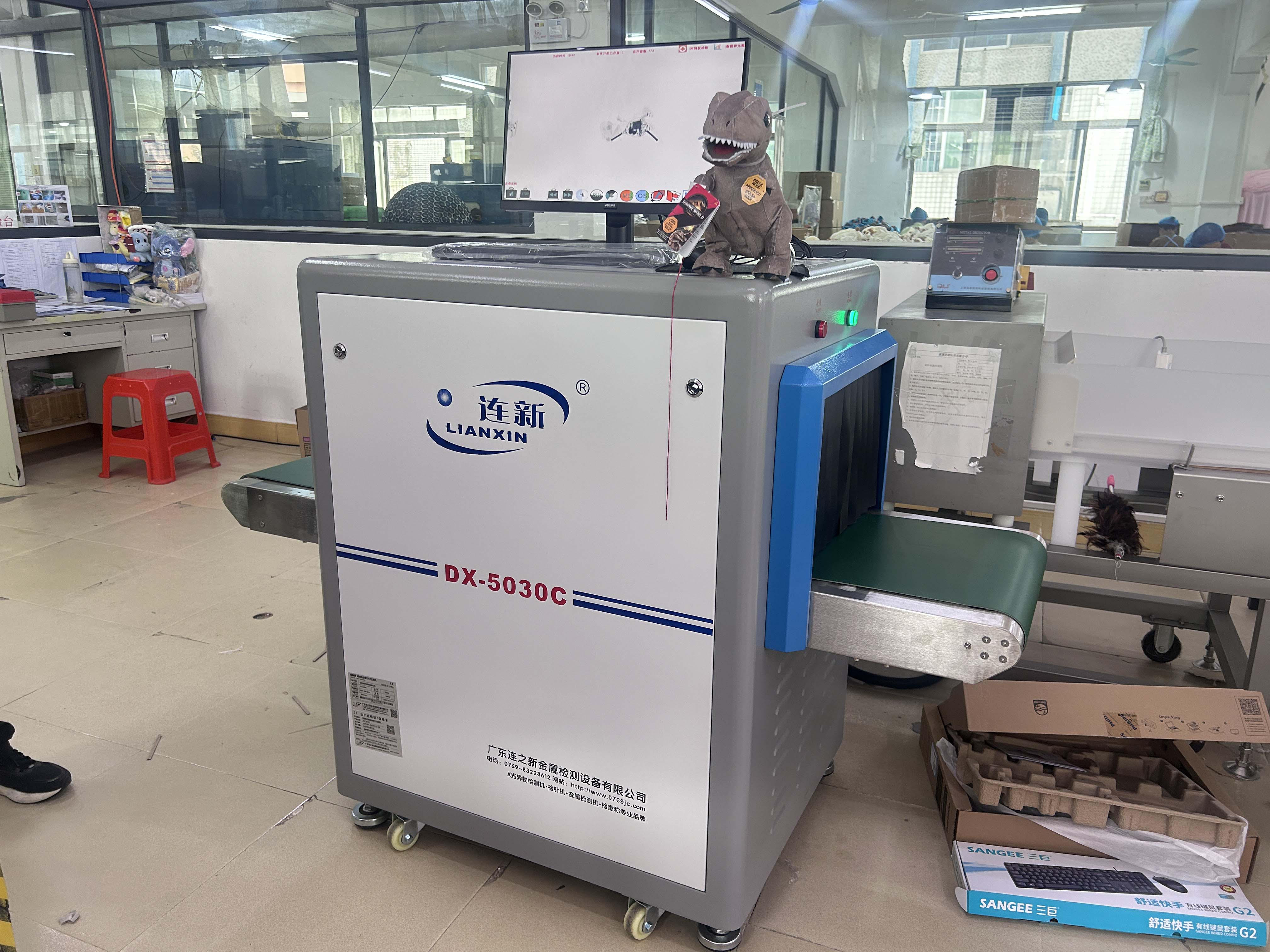東莞市寮步鎮某玩具廠使用連新牌X光檢針機驗針機現場