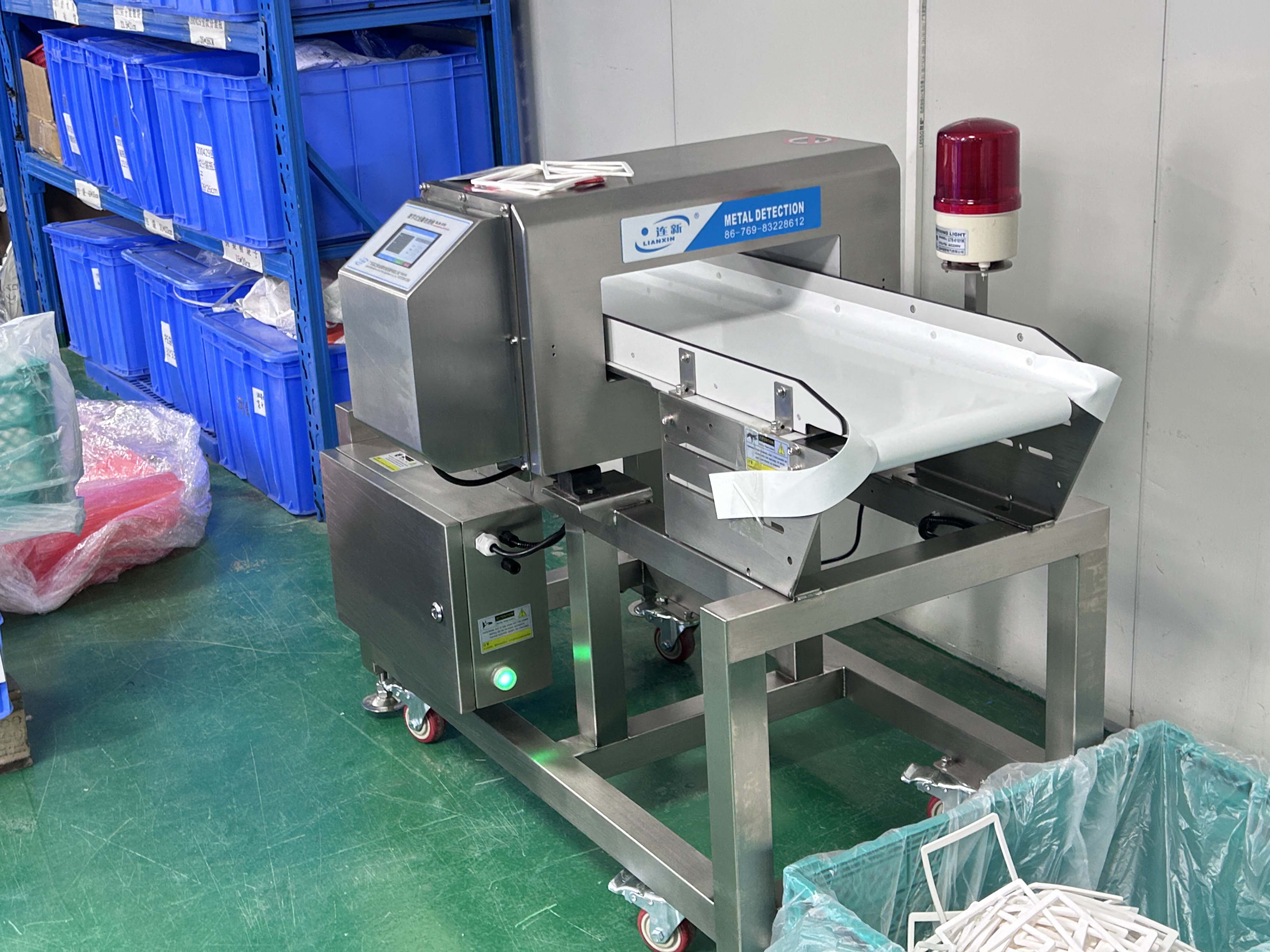 廣東某塑膠制品廠使用連新牌金屬檢測機現場